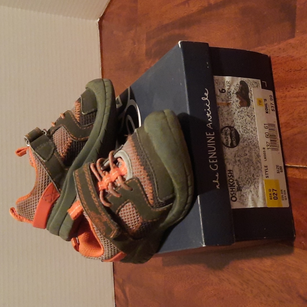 Oshkosh B'gosh size 6 boys shoes